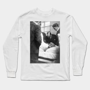 William Osler attending a patient, 1900s (C028/1674) Long Sleeve T-Shirt